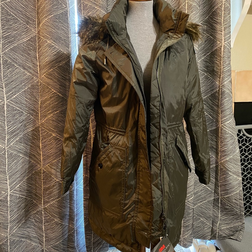 Banana Republic Puffer Coat, with faux fur hood. 3M insulation